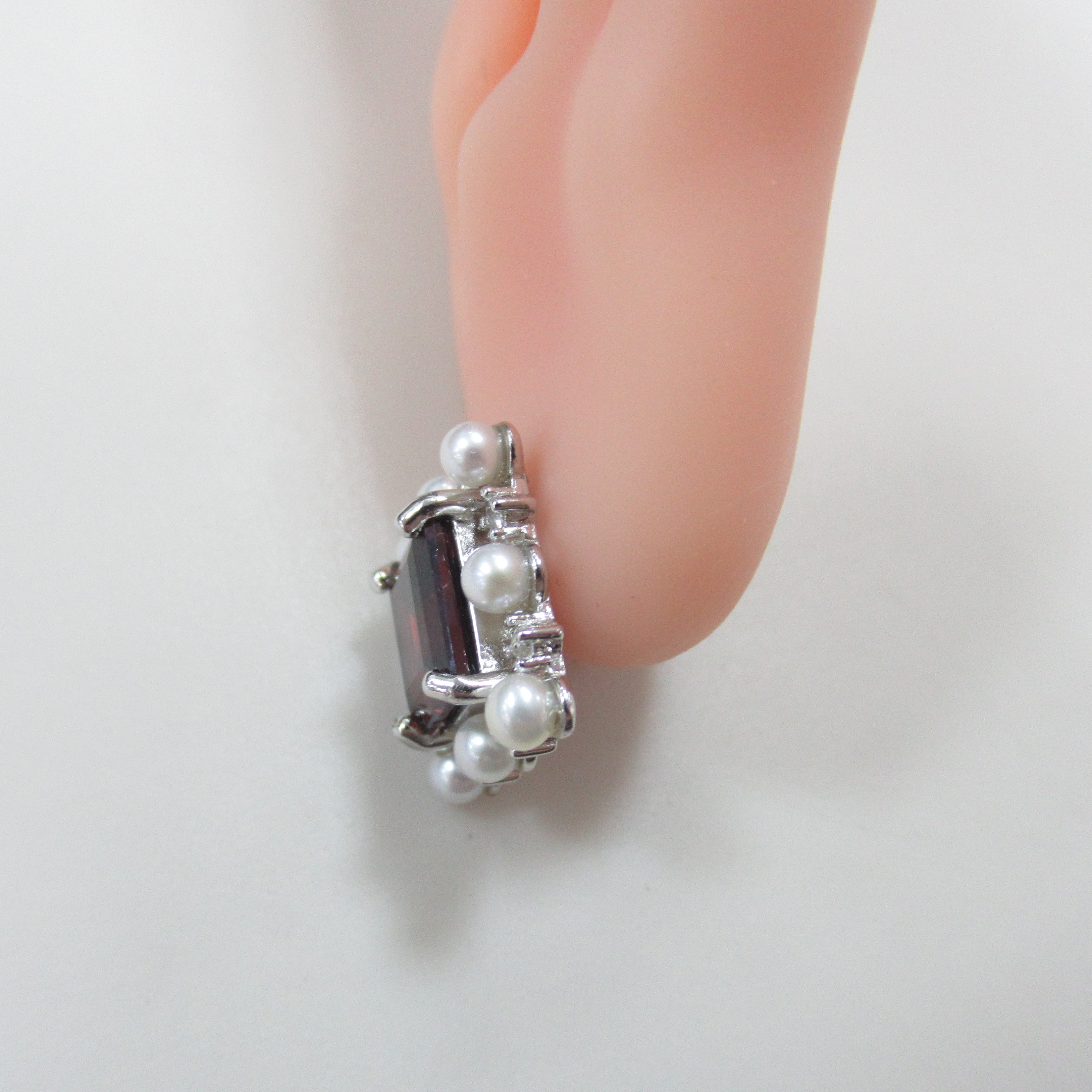 Серебряные серьги-пусеты с гранатами и жемчугом